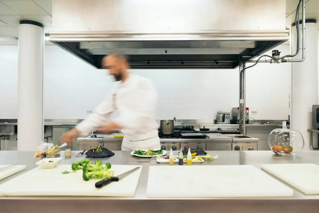 Chef en cuisine professionnelle préparant le service